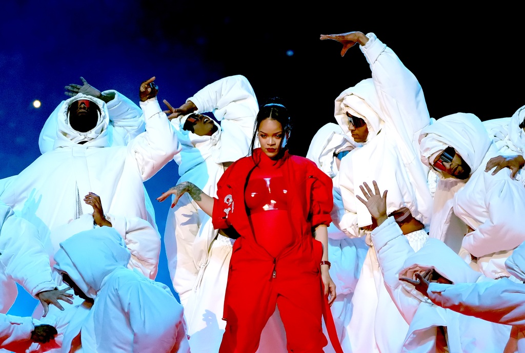 Rihanna performs during Super Bowl halftime show (Getty)