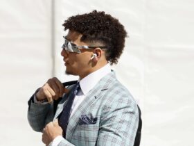 Patrick Mahomes Suits Up in Plaid & Oakley for Super Bowl 2023 Arrival – WWD