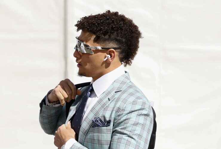 Patrick Mahomes Suits Up in Plaid & Oakley for Super Bowl 2023 Arrival – WWD