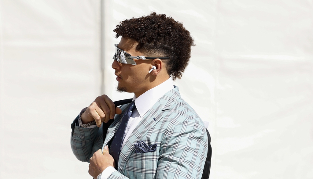 Patrick Mahomes Suits Up in Plaid & Oakley for Super Bowl 2023 Arrival – WWD