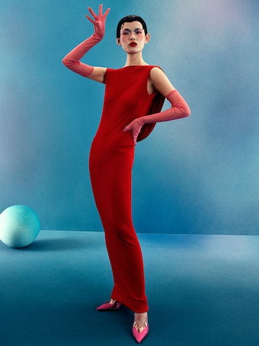 Model Xie Chaoyu wears a red dress; pink gloves and pink shoes.