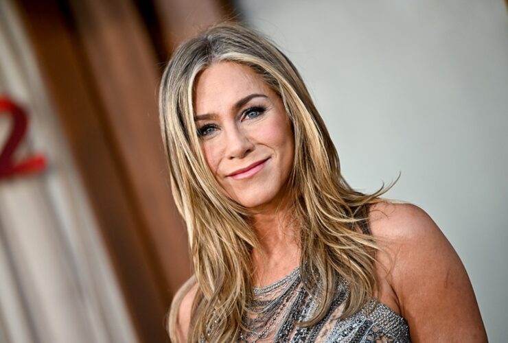 Jennifer Aniston Holds Court in Minidress at Murder Mystery 2 Premiere – WWD