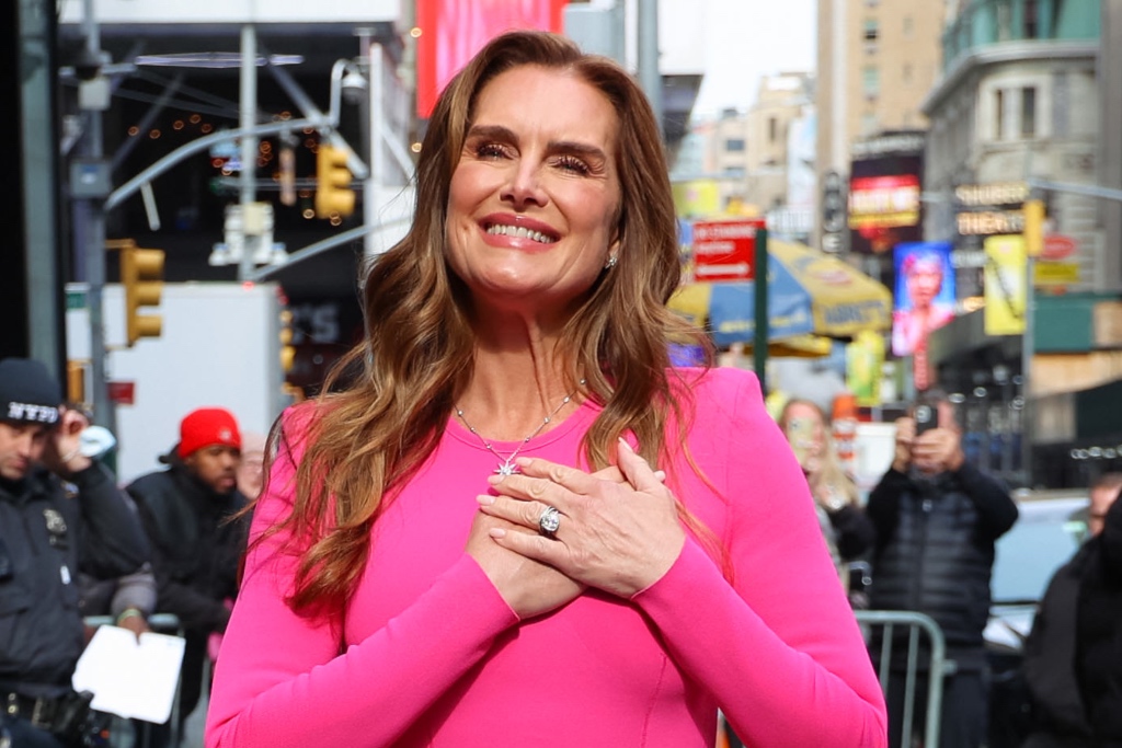 Brooke Shields Pops in Pink Jumpsuit & Matching Pointy Pumps on ‘GMA’ – Footwear News