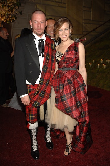 Alexander McQueen (L) and Sarah Jessica Parker 