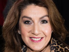 Loose Women’s Jane McDonald dazzles in skintight leggings and zany top – fans react