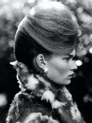 Van Betuw wears a fur coat & earrings.