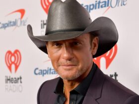 Tim McGraw’s daughter Gracie sizzles in little black mini dress after body transformation