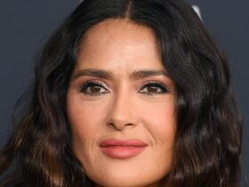 Salma Hayek’s Green Makeup Is An Electrifying Complement To Brown Eyes