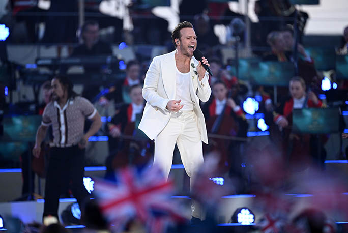 Olly Murs Opens Coronation Concert in Chelsea Boots & White Tank Top – Footwear News