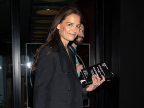 Katie Holmes Goes All Black With Ballet Flats to Theatre World Awards – Footwear News