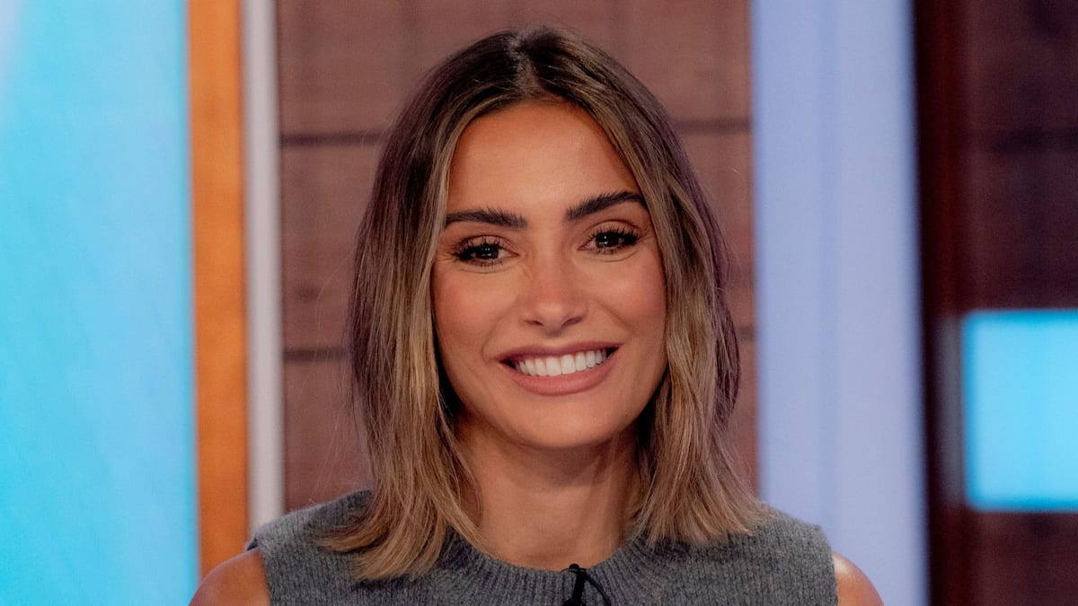 Frankie Bridge is absolutely ravishing as she styles out figure-flattering skinny jeans