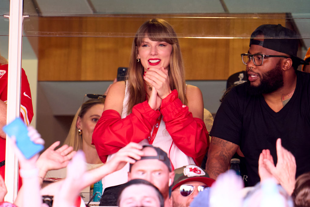 Taylor Swift Cheers on Travis Kelce in Dôen Top at KC Chiefs Game – WWD