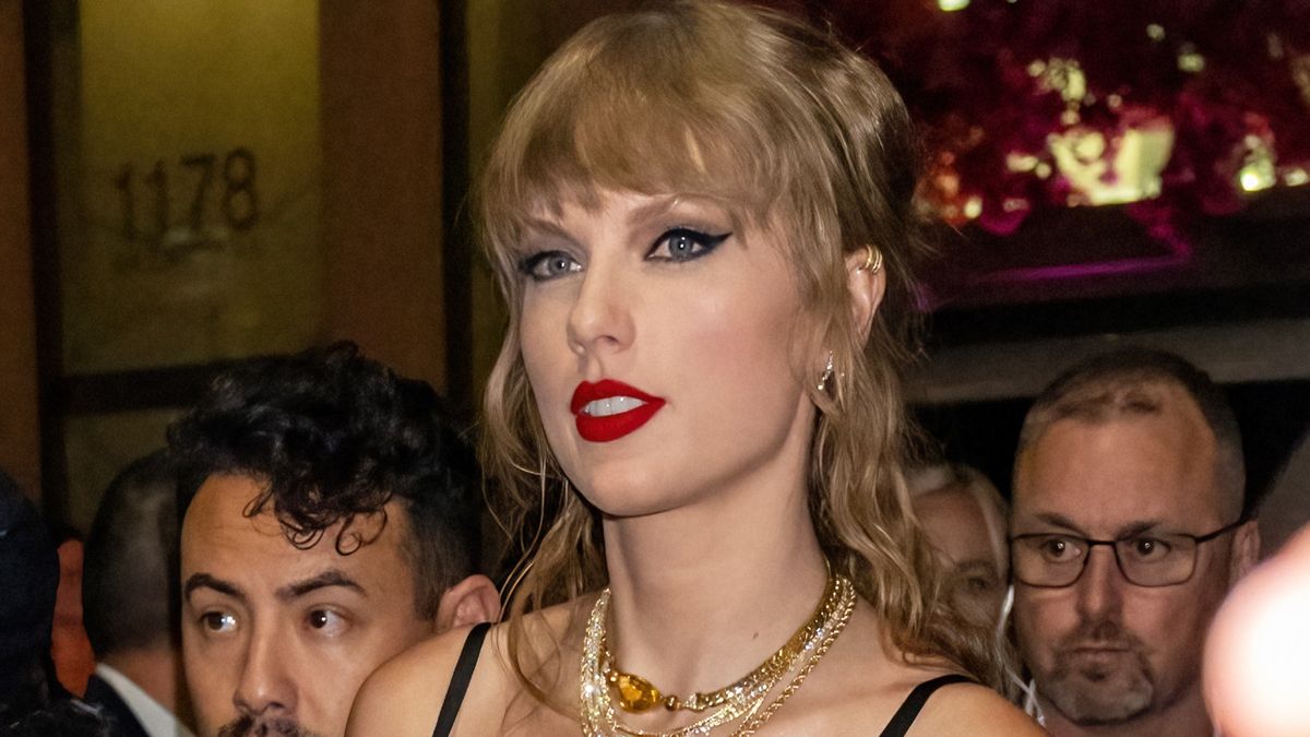 You Can Shop Taylor Swift’s Coat from Her Powerhouse NYC Dinner Last Night