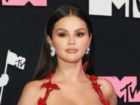 Selena Gomez Wore a Bespoke Oscar de la Renta Dress to the 2023 MTV VMAs