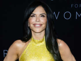 Jeff Bezos’ Fiancée Lauren Sanchez Goes Gold for Kering Foundation – Footwear News