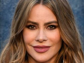 Sofia Vergara looks phenomenal in sumptuous chocolate brown thigh-split dress