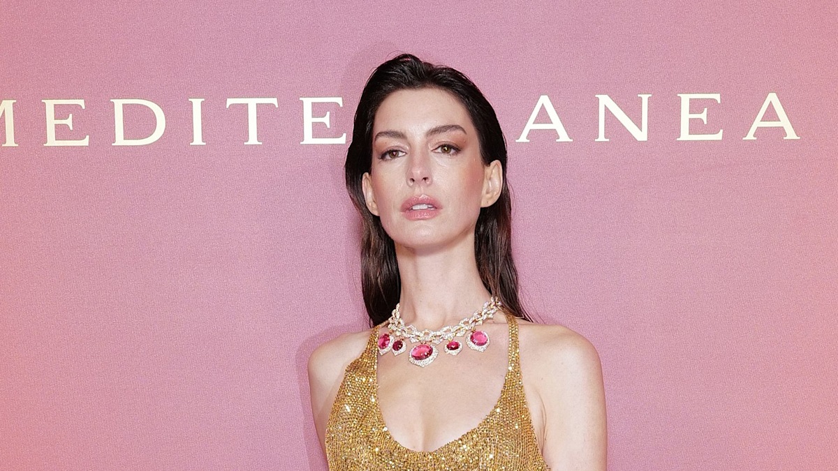 Anne Hathaway displays phenomenal physique in figure-hugging dress with a twist