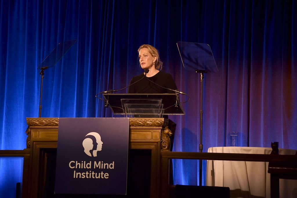 Ali Wentworth at a plinth delivering a speech