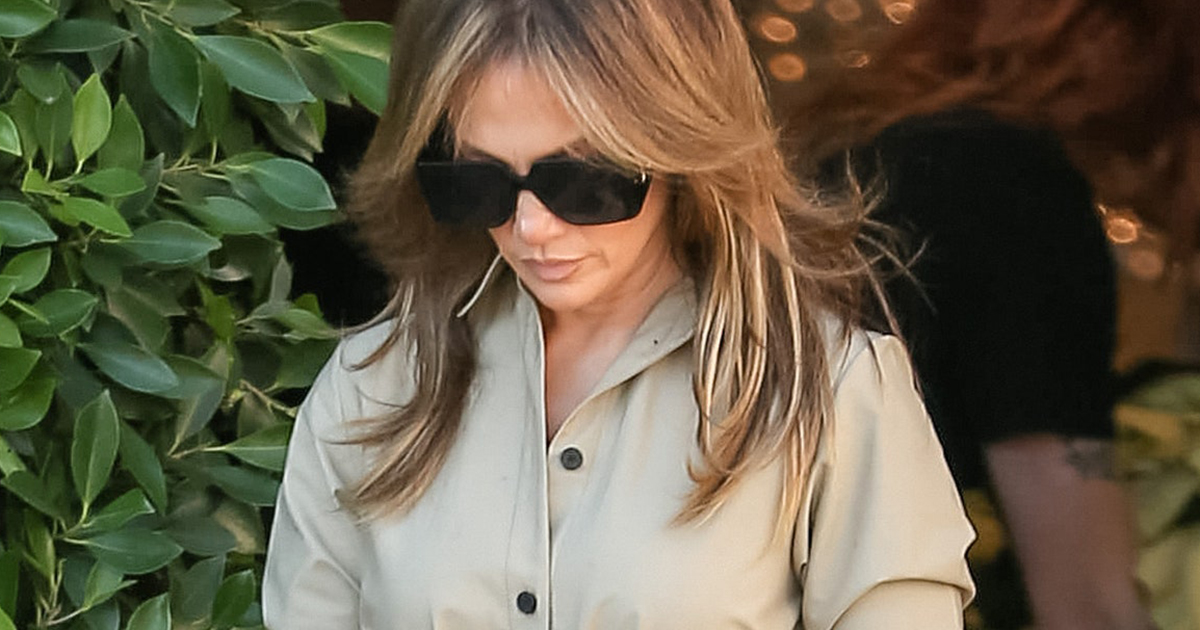 Jennifer Lopez's Latest Off-Duty Look Includes a Breezy Shirtdress and ...