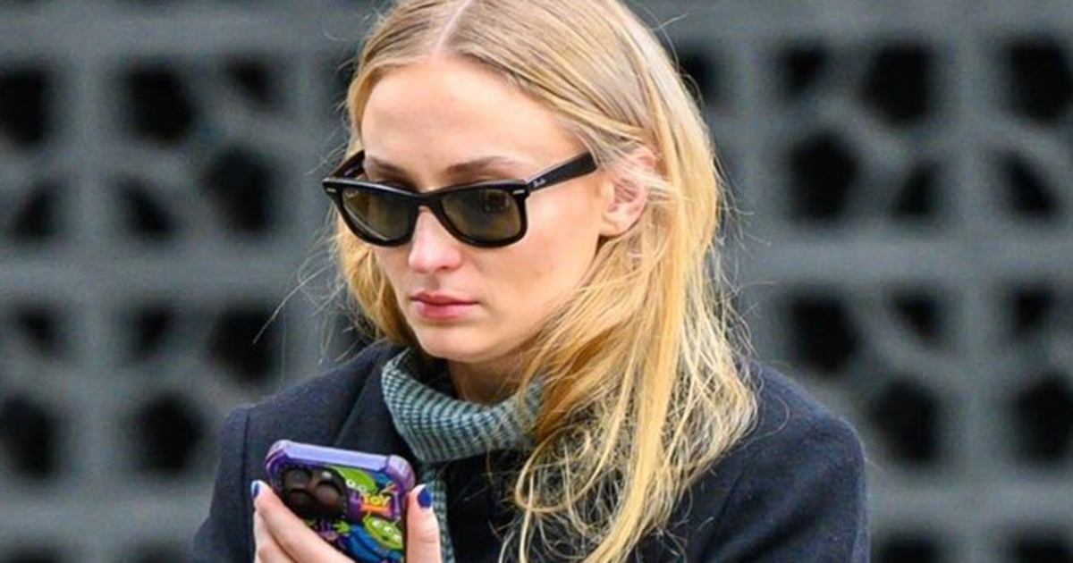 Sophie Turner’s Head-to-Toe Black Outfit Is Perfect for Chilly Winter Days