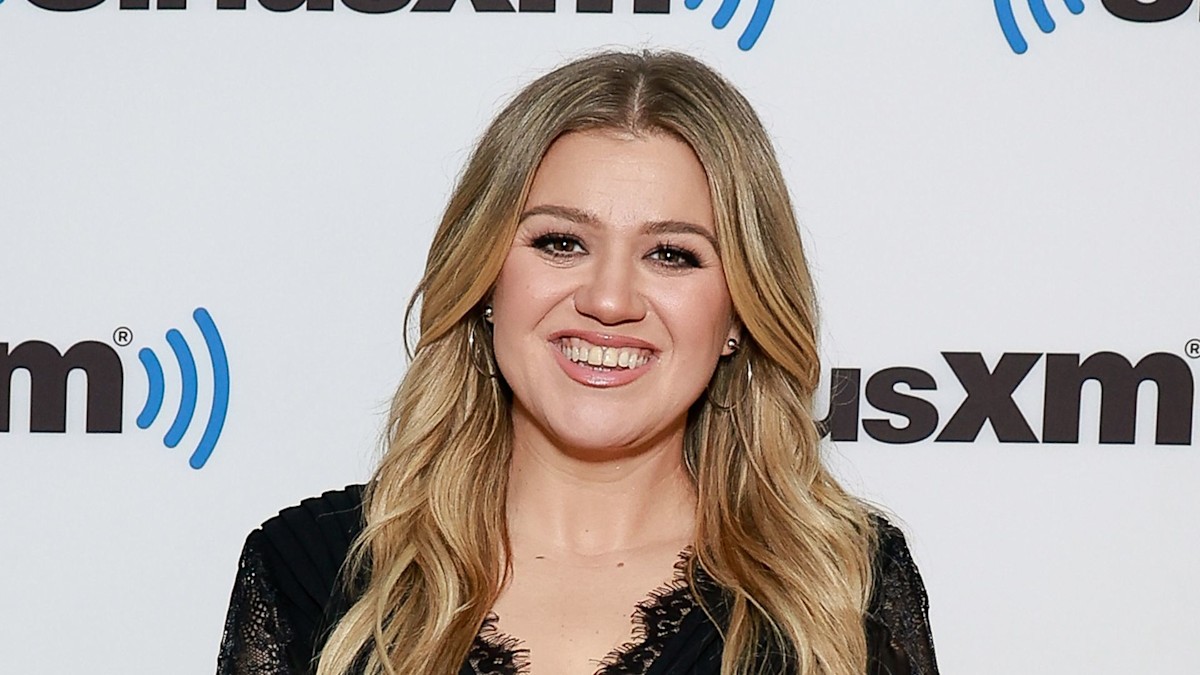 Kelly Clarkson wows with waist-cinching snakeskin skirt that leaves fans in awe – photos